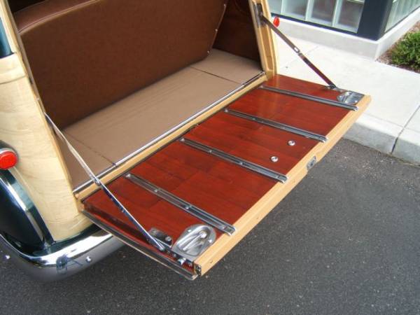 1949_CHEVROLET_TIN_WOODIE_15_tailgate_down_showing_hardware