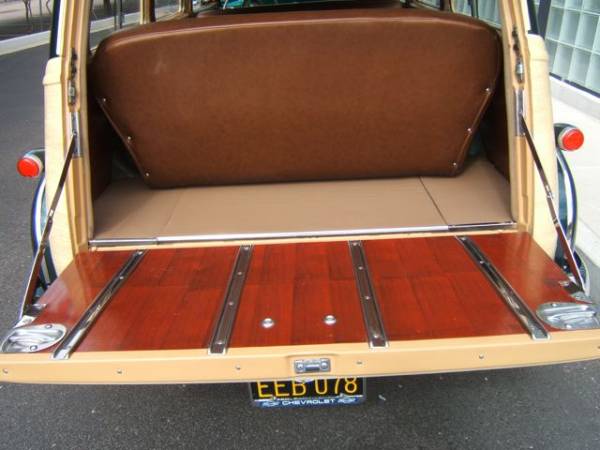 1949_CHEVROLET_TIN_WOODIE_16_tailgate_down_showing_back_of_3rd_seat
