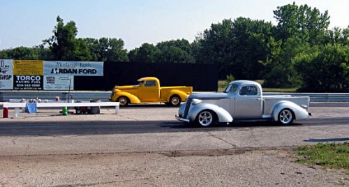 20742_1937_studebaker_coupe_express_at_drags